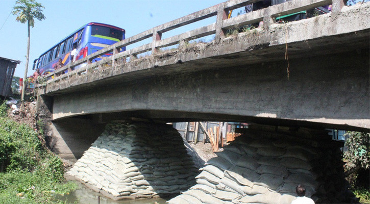বরিশাল-ঢাকা মহাসড়ক: বালুর বস্তায় ঠেকিয়ে ঝুঁকিপূর্ণ সেতু সচল, ভেঙে পড়ার শঙ্কা