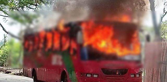 বরিশালে চলন্ত বিআরটিসি বাসে অগ্নিকাণ্ড, ৩০ যাত্রী অল্পের জন্য প্রাণে রক্ষা
