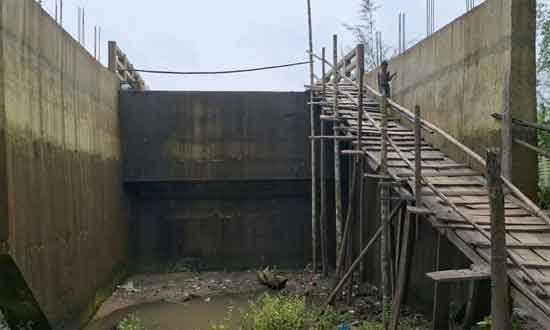 সংযোগ সড়ক নেই, ৬ কোটি টাকার সেতু এখন ‘গলার ফাঁস’